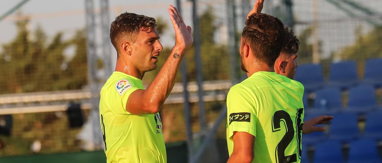 Boyé es felicitado por sus compañeros tras conseguir el gol de ayer ante el Cartagena