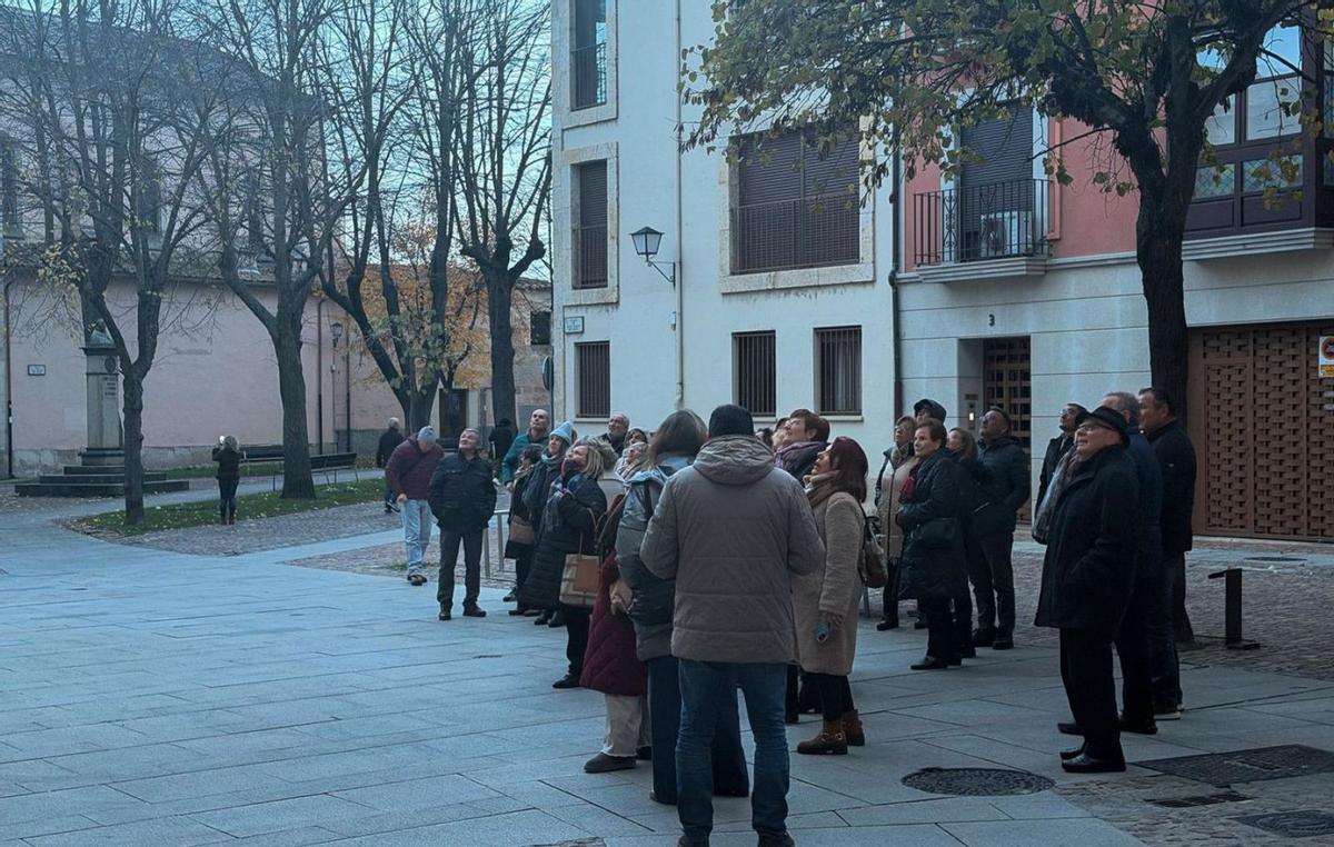 Un grupo de visitantes, en la plaza de San Ildefonso. | ALBA PRIETO