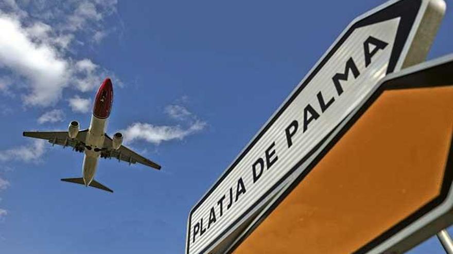 Un avión sobrevuela la Platja de Palma tras despegar del aeropuerto de Son Sant Joan .