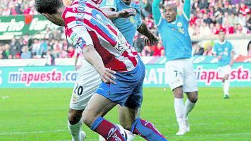 Eguren se dispone a despejar el balón tras pegarle en la cara.