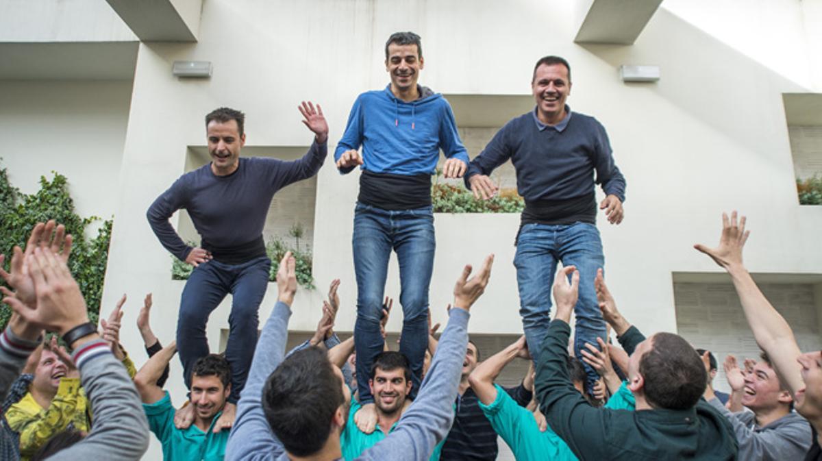 Els cuiners Eduard Xatruch, Mateu Casañas i Oriol Castro, sobre les espatlles dels Castellers de Vilafranca.