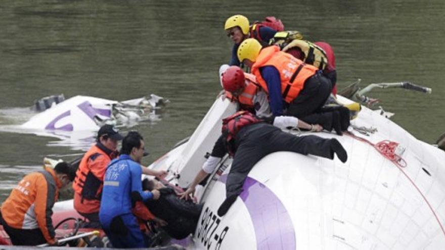 Varios falllecidos al estrellarse un avión en Taiwán.