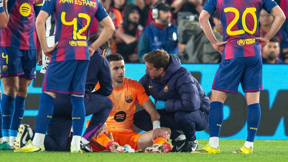 Joan Garcia, atendido en el césped tras quejarse de unas molestias en el gemelo.