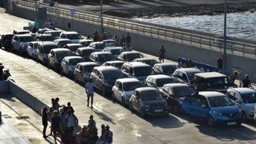 Coches preparados para embarcar en el puerto de la Savina.