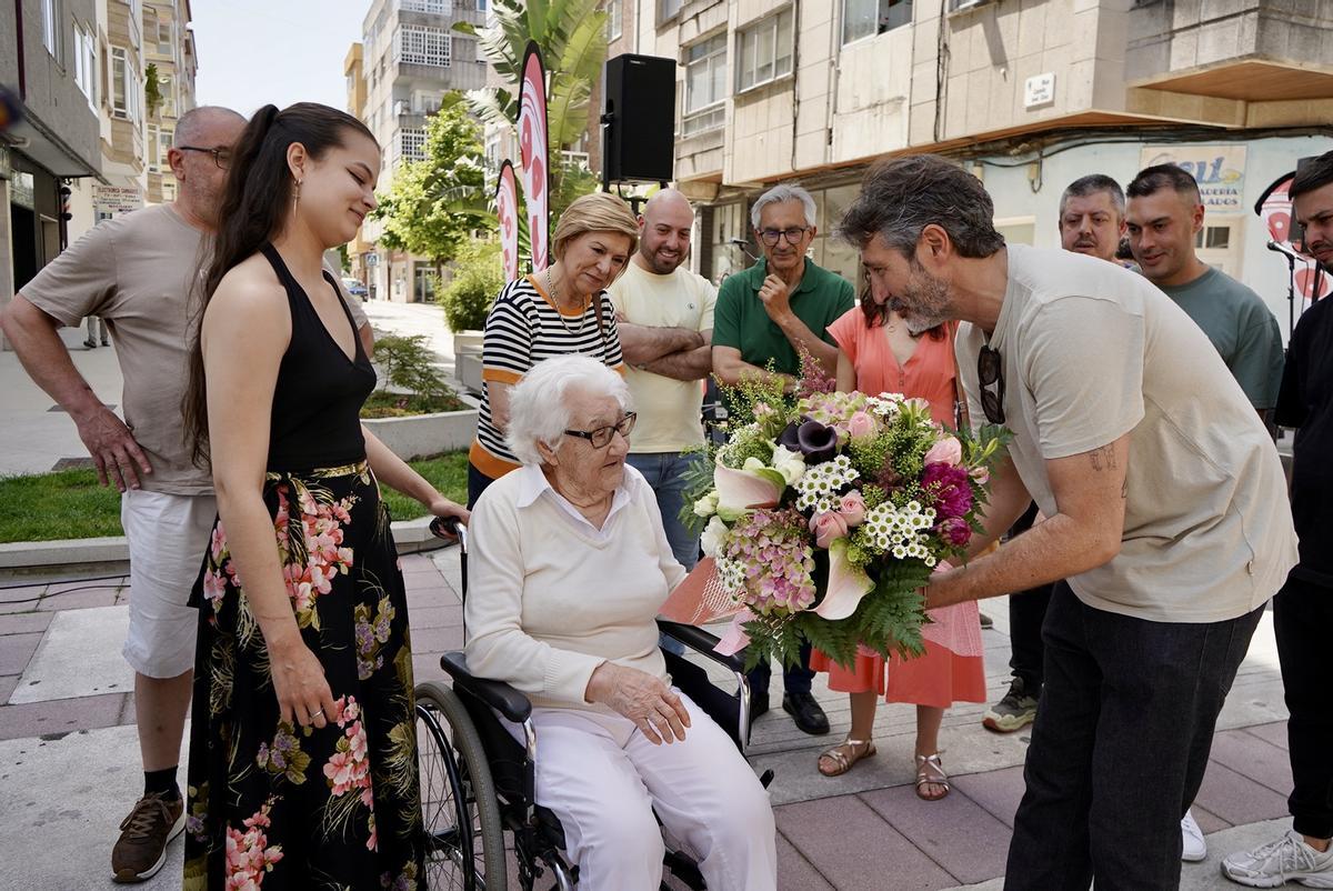 El alcalde, Alberto Varela, haciendo entrega de un ramo de flores a Carmen Búa.