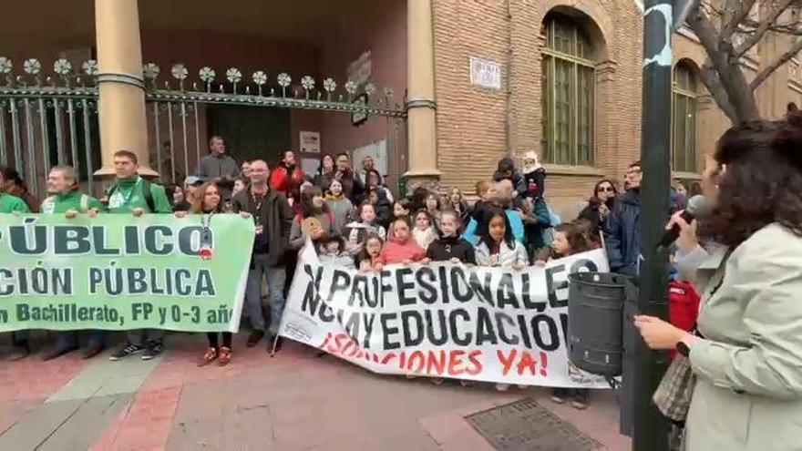 Concentración a las puertas del colegio Gascón y Marín de Zaragoza en defensa de la escuela pública.