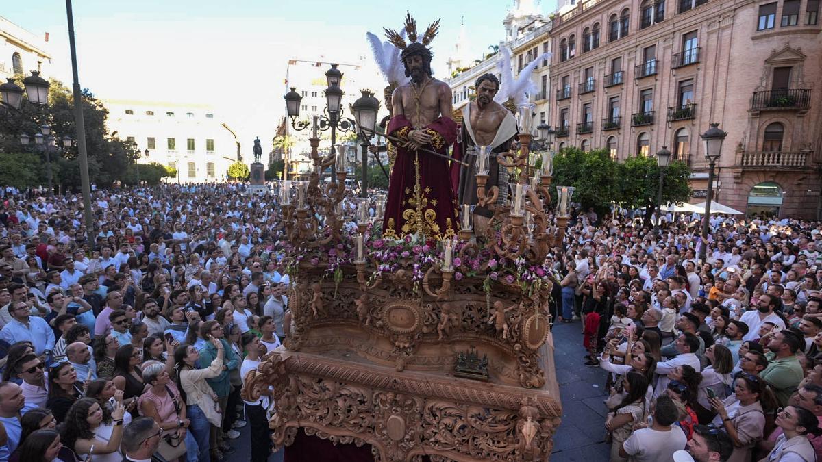 Nuestro Padre Jesús de los Afligidos de Puente Genil durante la procesión del Magno Vía Crucis de Córdoba.
