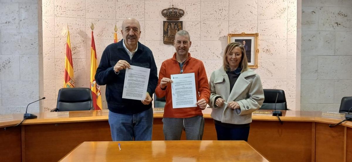 EuropaPress El alcalde de Calamocha, Manuel Rando, en la firma del convenio con representantes de la Asociación Cultural Mío Cid.alcalde calamocha manuel rando firma convenio representantes asociacion
