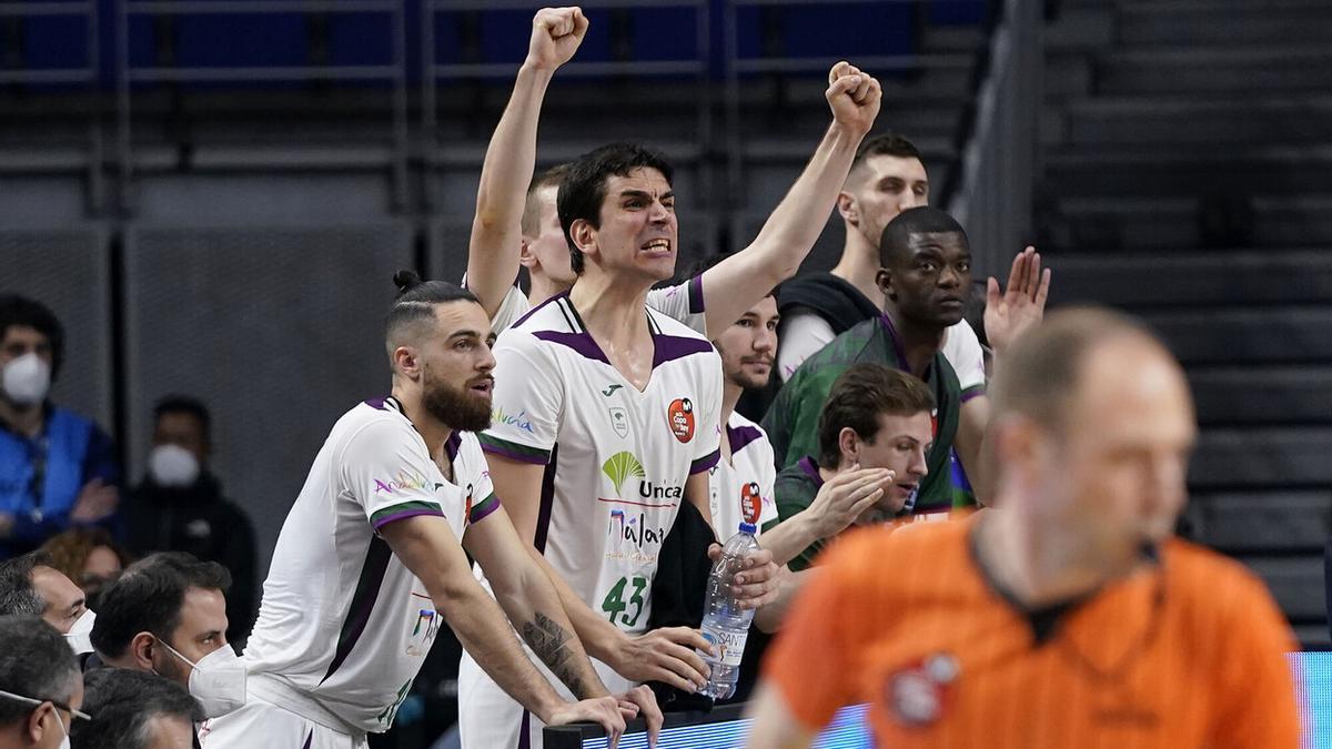 El banquillo del Unicaja celebra una canasta cajista.