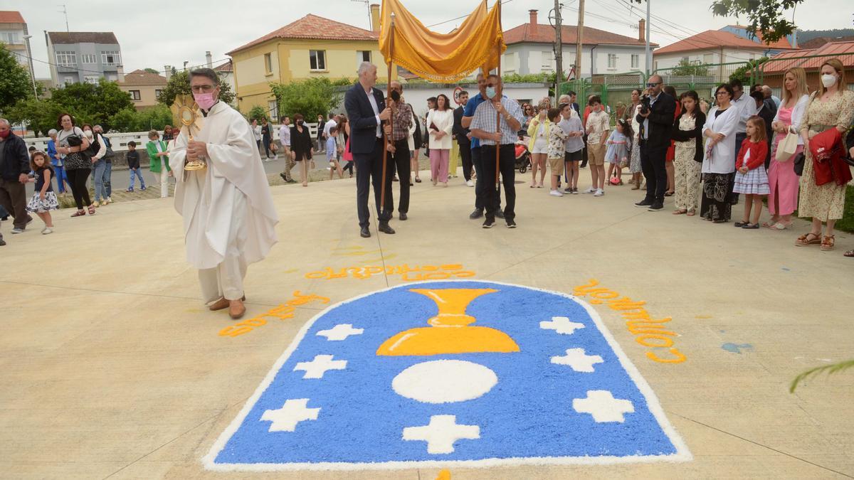 La llegada de la procesión y la alfombra elaborada en el piso.