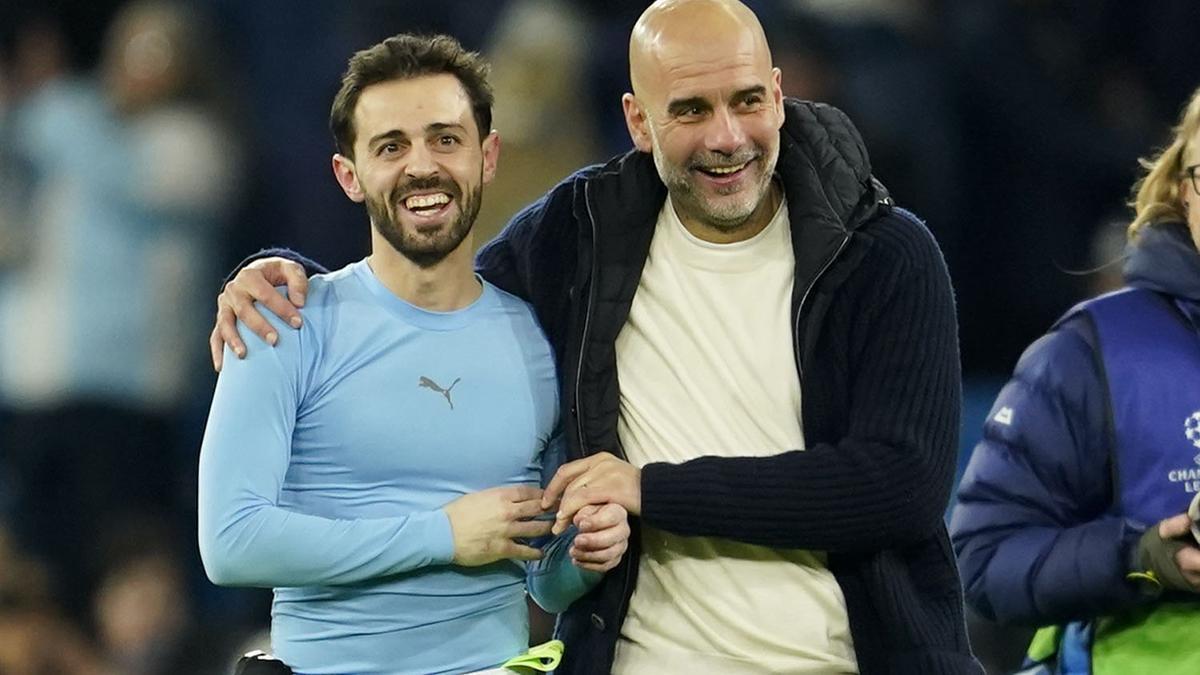 Pep Guardiola con Bernardo Silva
