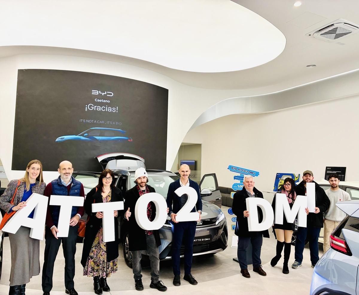 Presentación del nuevo BYD ATTO 2 DM-i en las instalaciones de BYD Caetano en Sevilla, donde el equipo posa junto al nuevi híbrido enchufable.