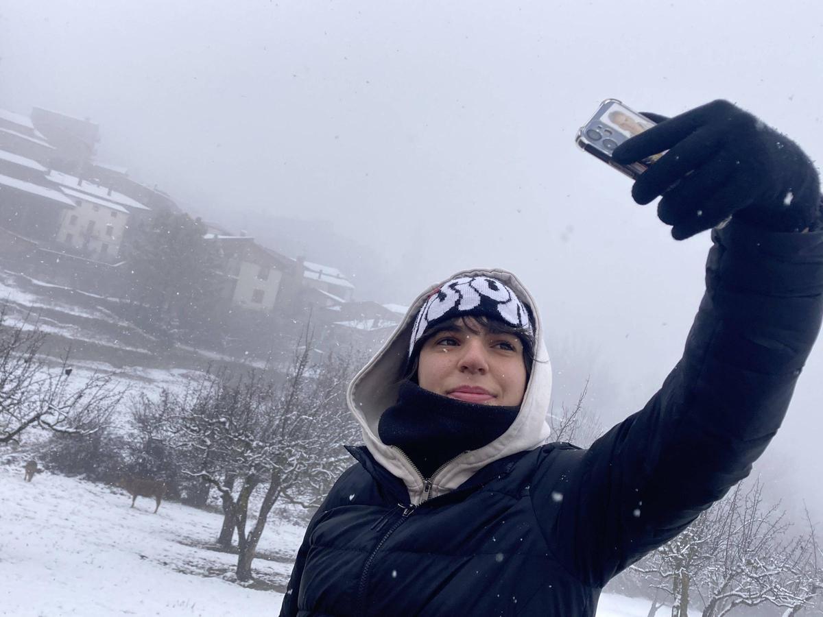 Una noia es fa una foto durant una nevada d'aquest hivern a Cerdanya