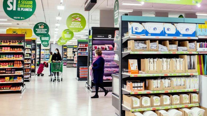 Gent comprant en un supermercat Mercadona