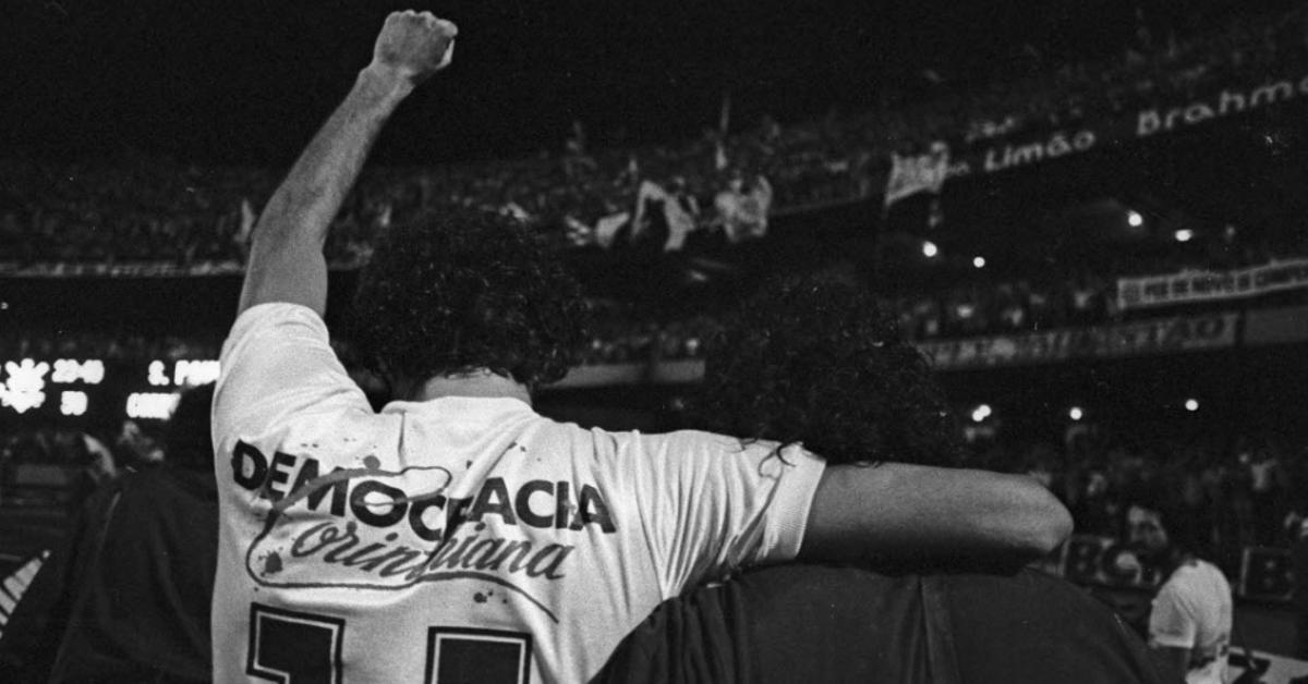 Sócrates, con la camiseta de la 'Democracia Corinthiana'