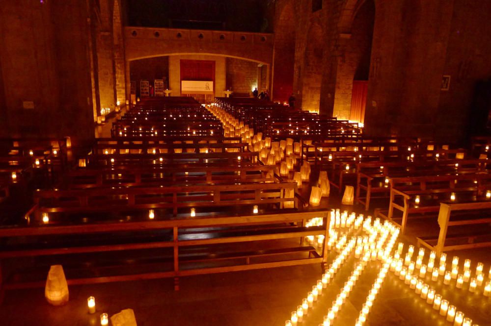 Sis mil espelmes il·luminen l''església de Sant Pere per celebrar el mil·lenari