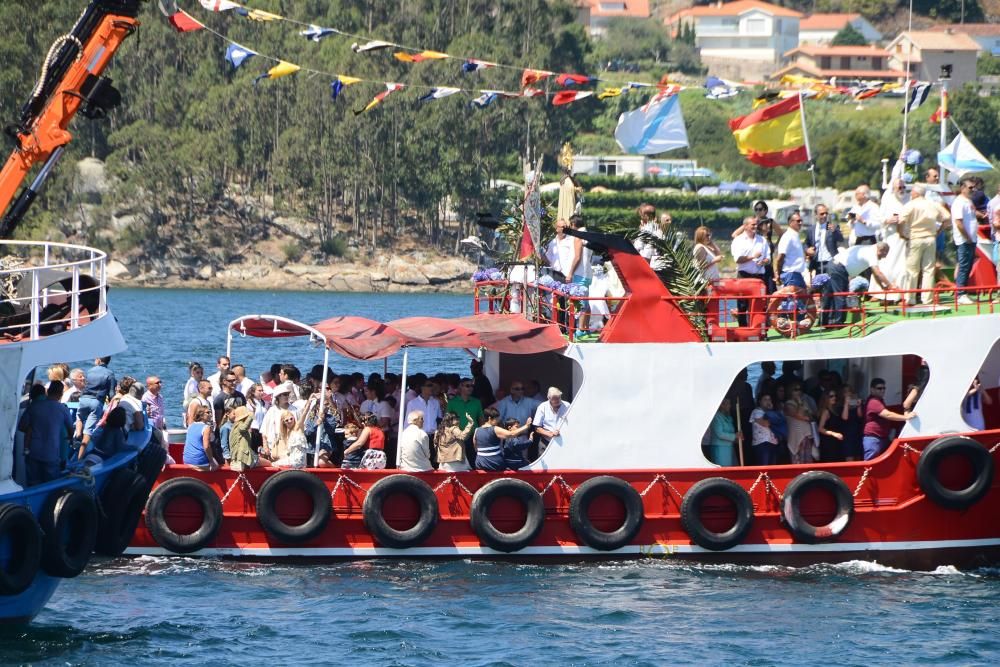 Una treintena de barcos de diferentes tamaños participaron en la tradicional procesión por mar en señal de devoción a la Virgen