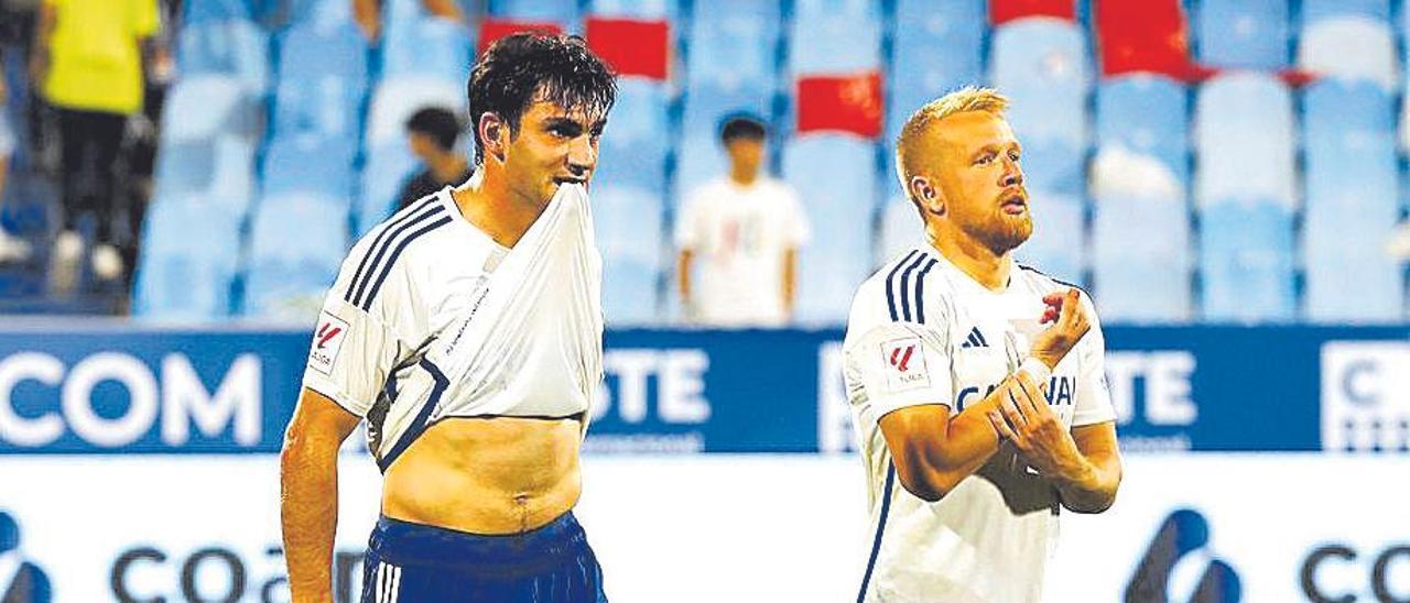 Azón y Lecoeuche, tras la derrota ante el Alcorcón en La Romareda.