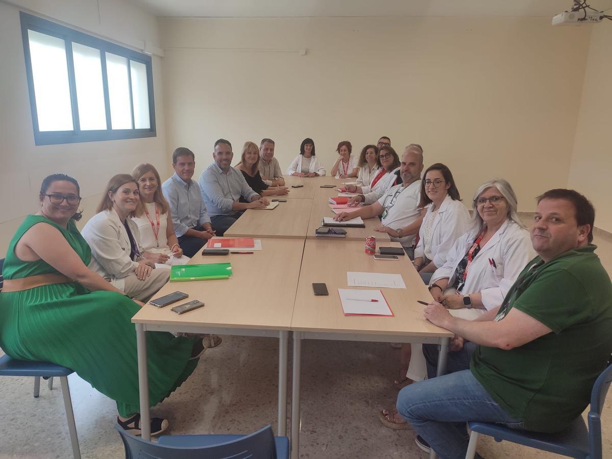 Participantes en la reunión mantenida en el hospital Lluís Alcanyís.