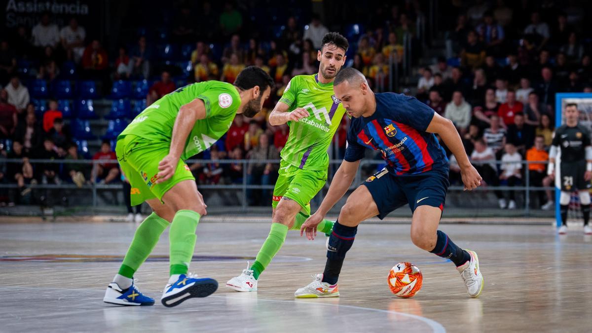 fútbol sala. Barcelona - Palma Futsal. Ferraro encara a Tomaz ante la presencia de Eloy Rojas
