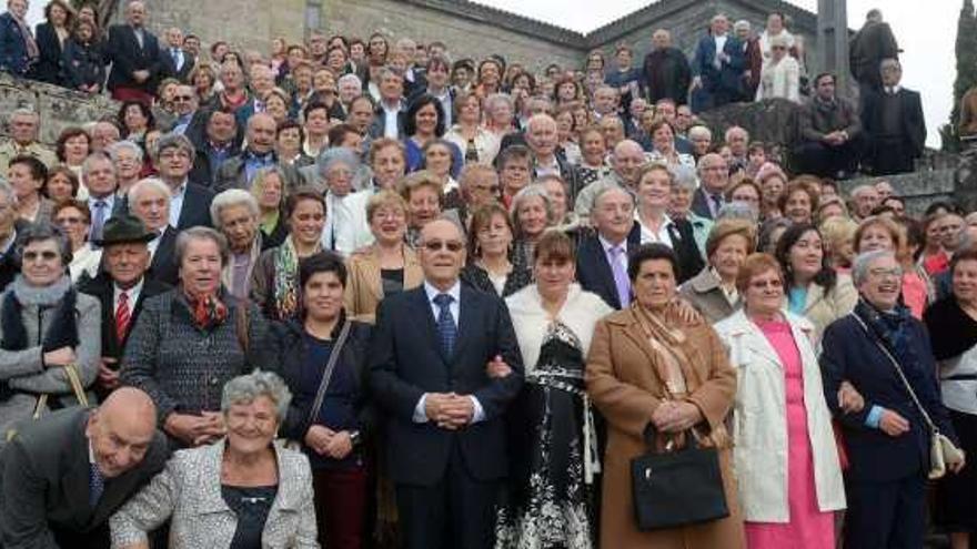 Vecinos y amigos posan con Severino Rey ante la iglesia de Santa María de Mourente.  // Rafa Vázquez