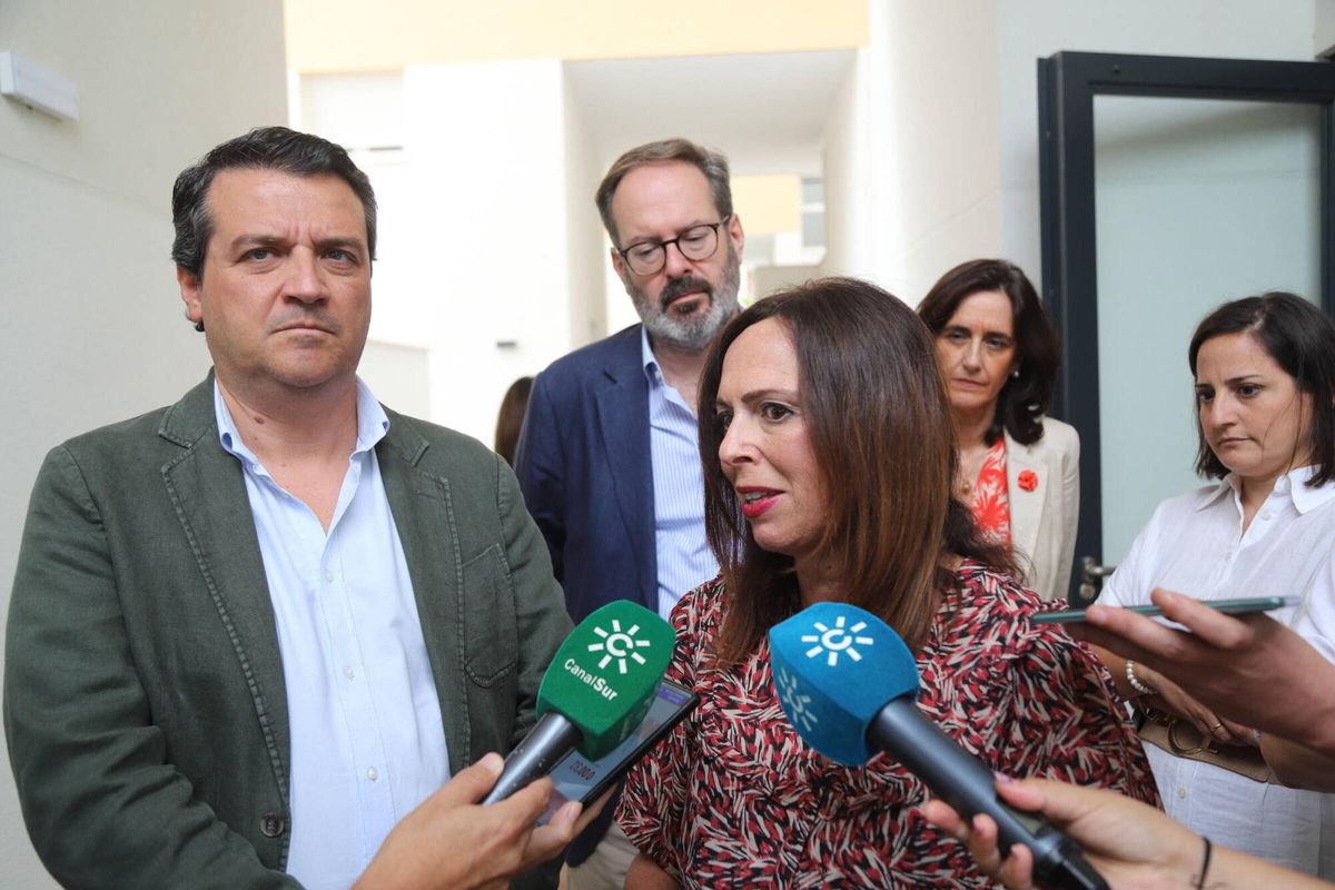Cordoba El alcalde de Córdoba, José María Bellido, junto a la consejera de Fomento, Articulación del Territorio y Vivienda de la Junta de Andalucía, Rocío Díaz, visitan las obras de construcción de la nueva promoción de viviendas protegidas de Huerta Santa Isabel. Calle Carril de los Toros, 11