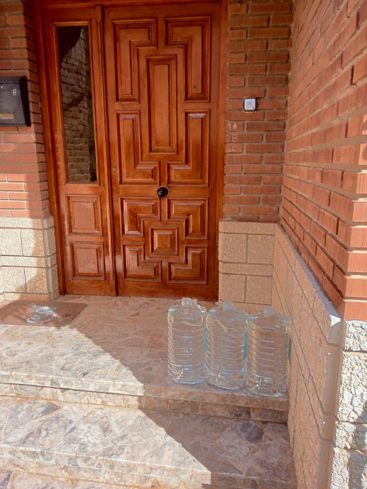 Garrafas repartidas por el Ayuntamiento a los domicilios de Carracedo.