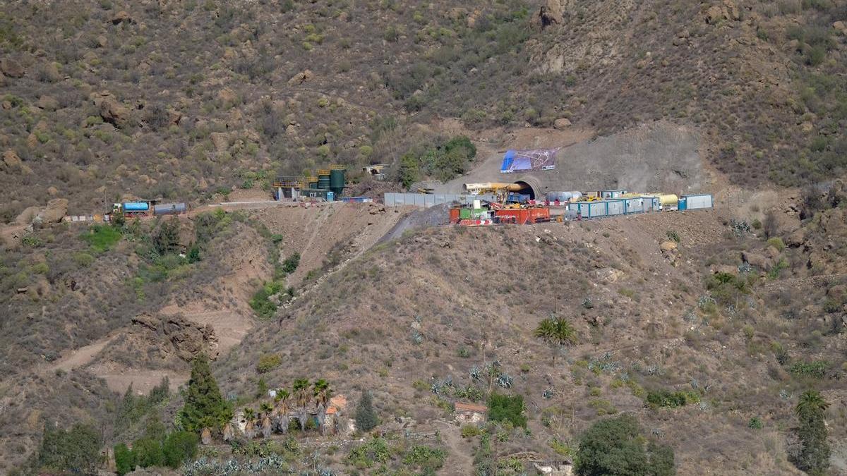 Trabajos de perforación en el túnel secundario de la futura central hidroeléctrica.