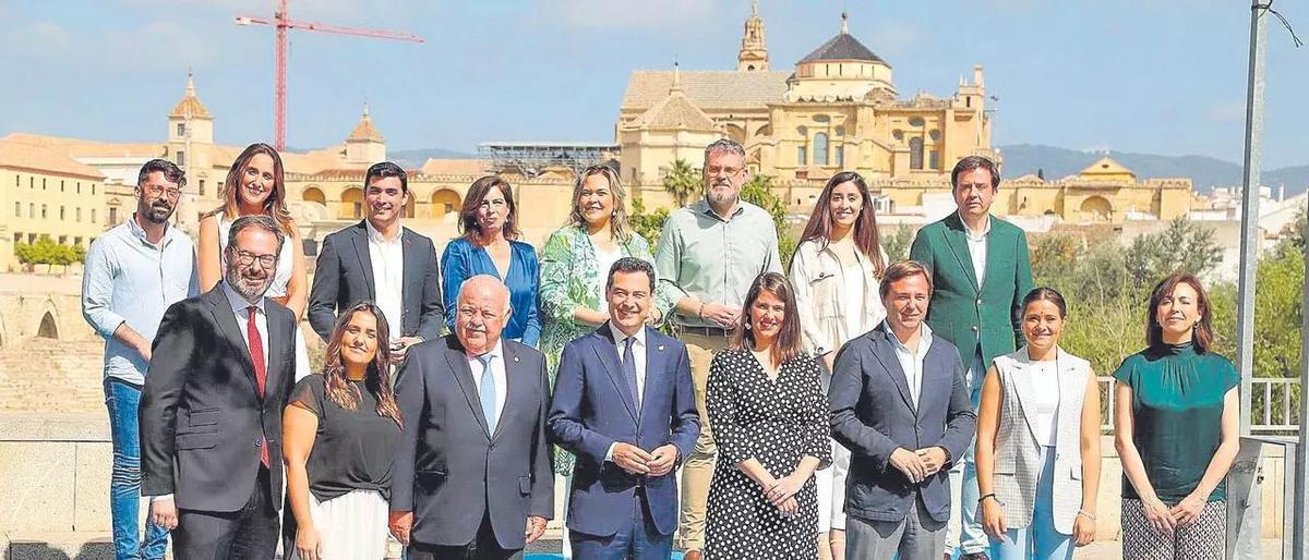 Juanma Moreno, en el centro, junto a los candidatos populares por la provincia de Córdoba. / MANUEL MURILLO