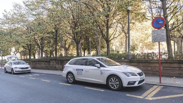 La parada de taxis del parque de San Lázaro, una de las más solicitadas en Ourense.