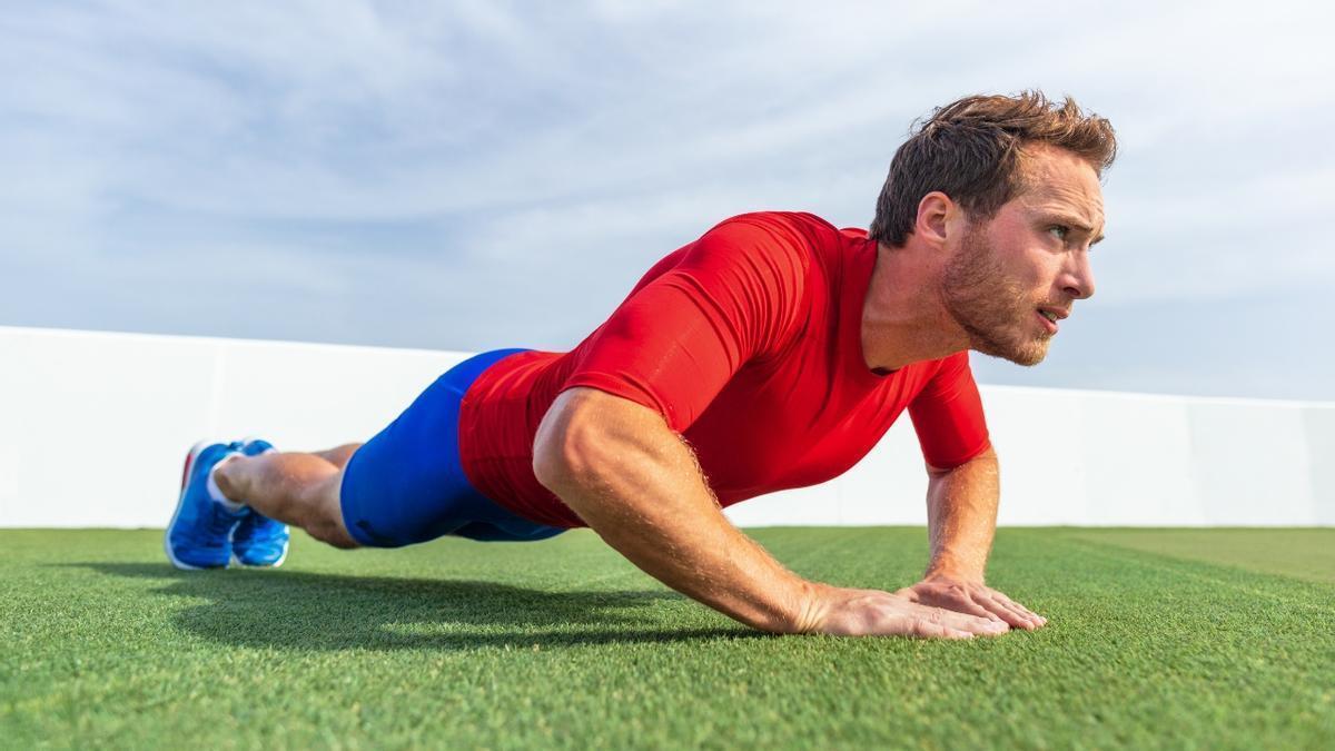 Un hombre realizando una flexión