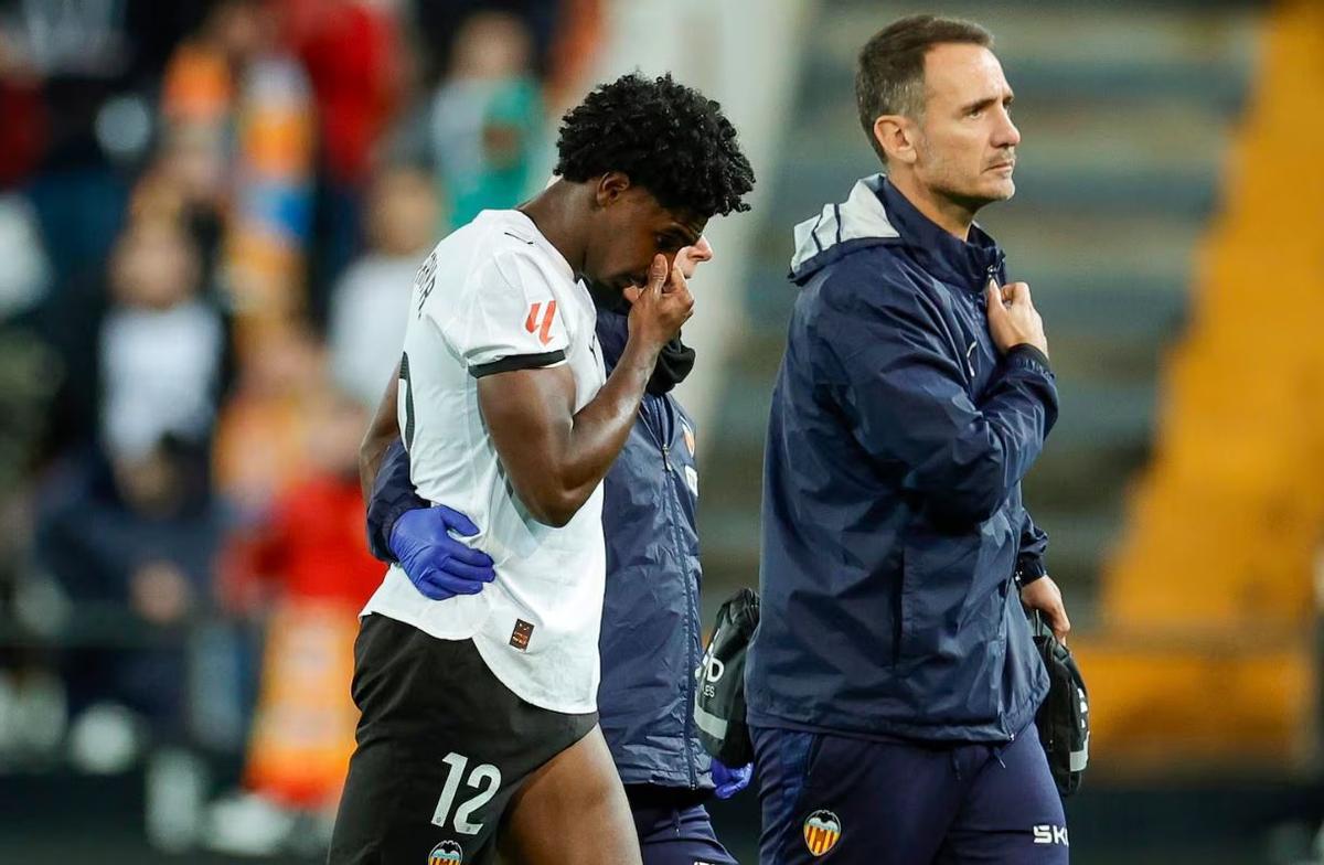 Thierry Rendall marchándose lesionado en la temporada 2023/2024