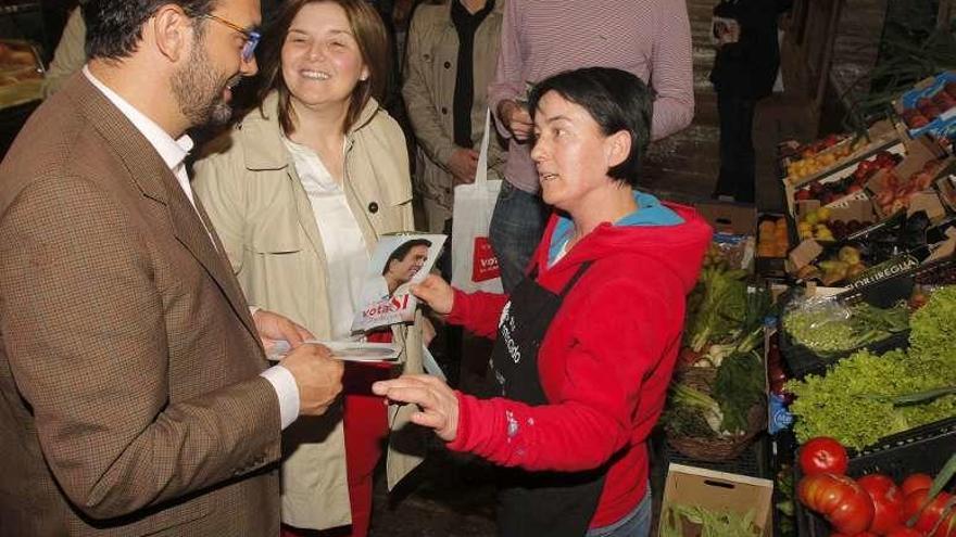 Hernando y Cancela charlan con una vendedora en Santiago. // X. A.