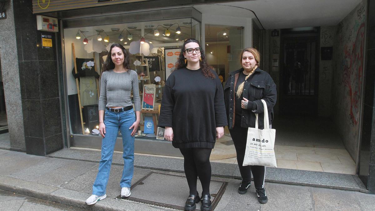 Ana Álvarez , Elena Prada y Lora González ante su tienda, Amodo