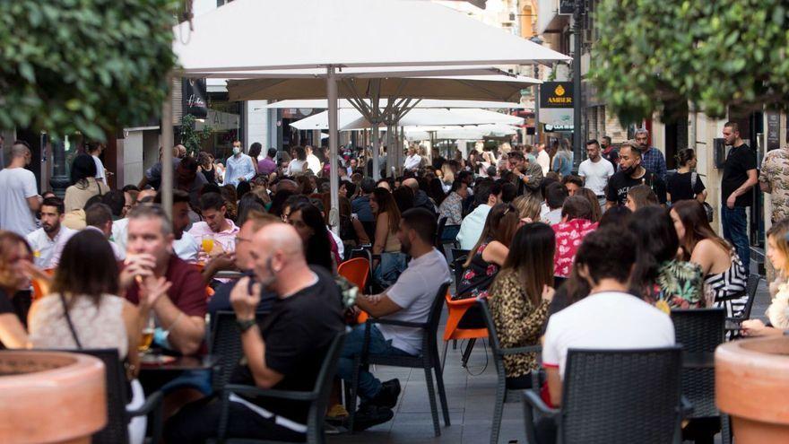 El tardeo en la ciudad de Alicante se ha convertido en un referente de ocio a nivel nacional. | JOSE NAVARRO