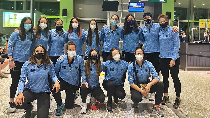 La plantilla del Rincón Fertilidad posa en el aeropuerto de Málaga antes de iniciar su viaje a Croacia