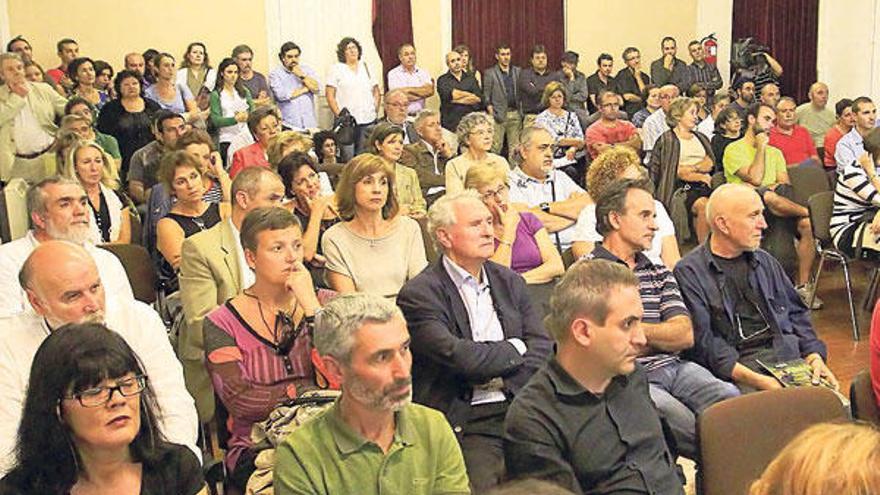 Asistentes al acto de celebración de los 125 años de la escuela.  //  R. Grobas