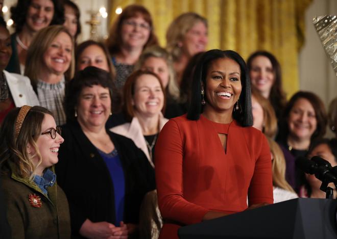 Michelle Obama escogió un diseño rojo de Narciso Rodríguez