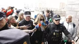 En taxi, escoltada y tapada con una bufanda: así ha llegado Claudia Montes para declarar por el "Caso Koldo" en Gijón