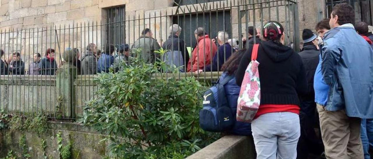 Personas haciendo cola para acceder al Comedor de San Francisco de Pontevedra. // Rafa Vázquez