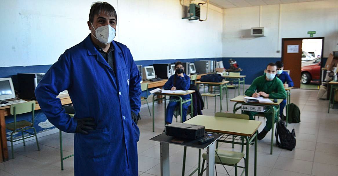 El profesor de Electromecánica de Luarca Javier Cagide, ayer, con sus alumnos.        A. M. Serrano