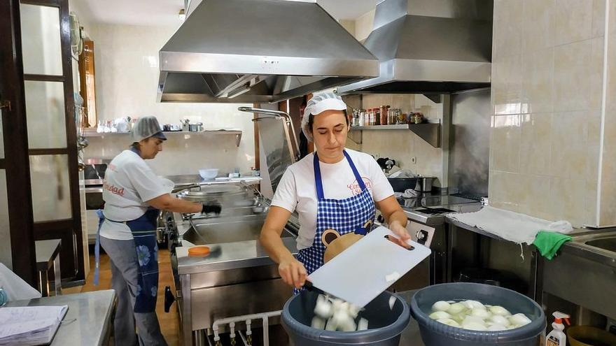 Voluntarios en la cocina del comedor social Santo Domingo.