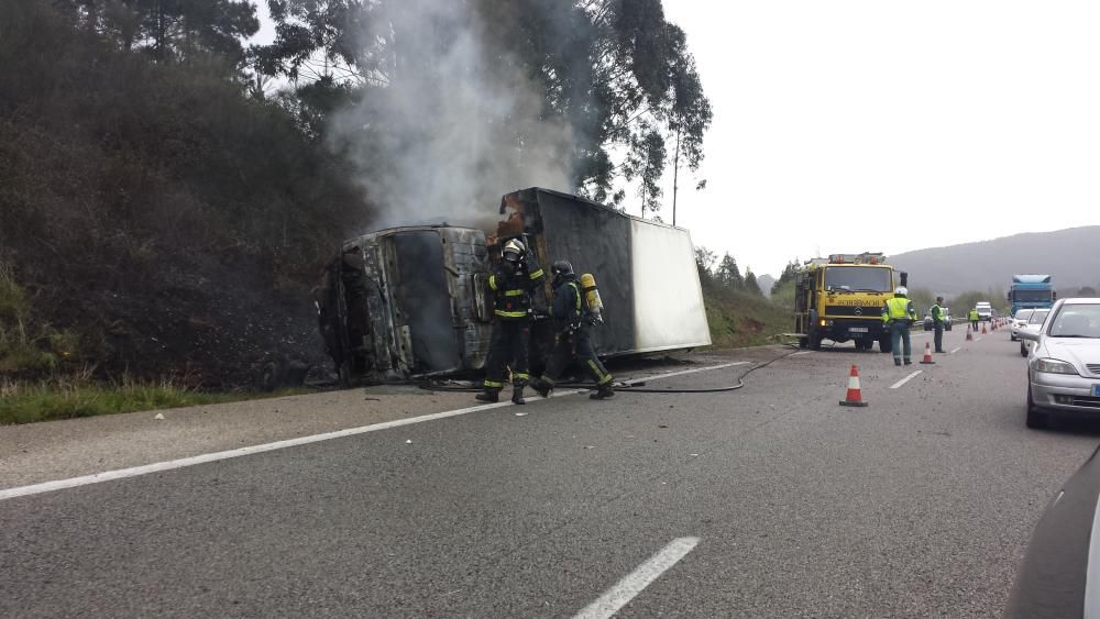 Accidente de un camión en la A-8 a la altura de Villaviciosa