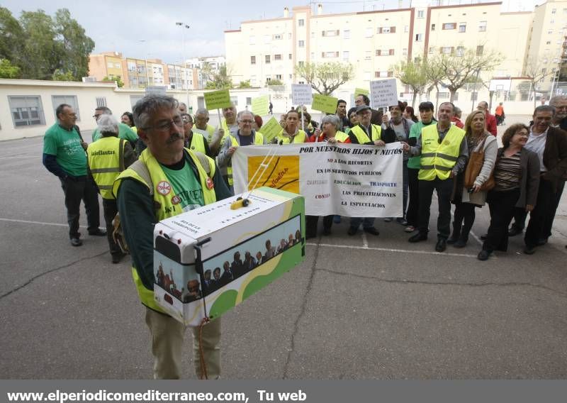 GALERÍA DE FOTOS - Encierros en protesta por supresión de líneas en valenciano