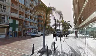 Le recrimina en Las Canteras que moleste a clientes y lo apuñala
