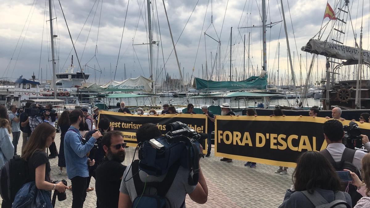 Activista de la Plataforma contra los Megracruceros reciben al Wonder of the Seas en Palma
