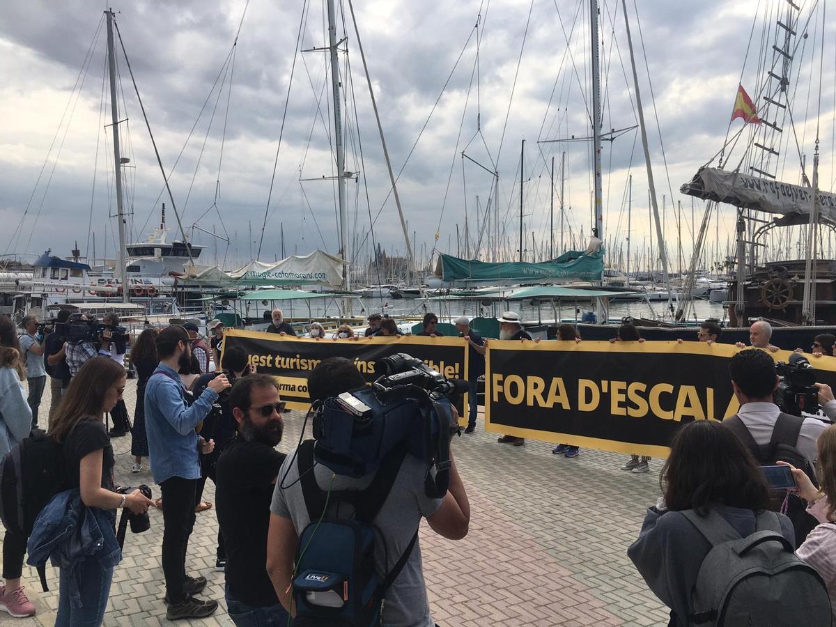 Activista de la Plataforma contra los Megracruceros reciben al Wonder of the Seas en Palma