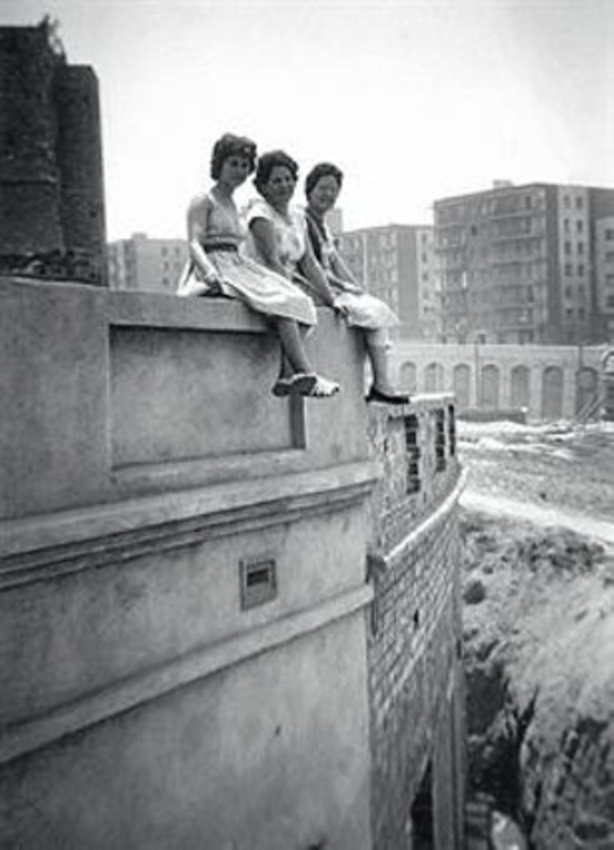 Foto cedida per Marina Franco. Tres dones miren obres al barri.