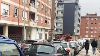 Bomberos y Policía asisten a una persona indispuesta en su casa en Gijón