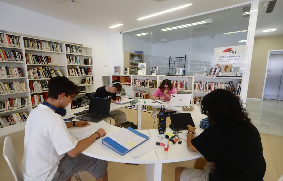Alumnos de 2º de Bachillerato estudiando para la PAU en una imagen de archivo.